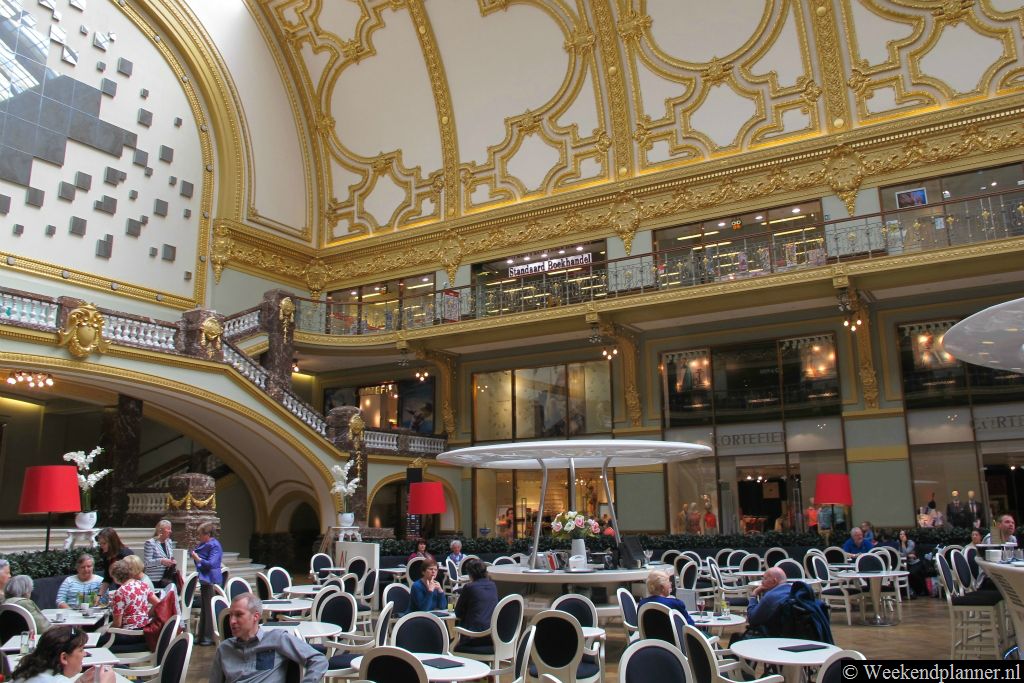 In de Stadsfeestzaal zijn meerdere horeca gelegenheden.  Zo is er  een Zest Fresh Juice Bar met lekkere smoothies, er is een bistro en een vestiging van Delifrance.Tips: Shopping Stadsfeestzaal.